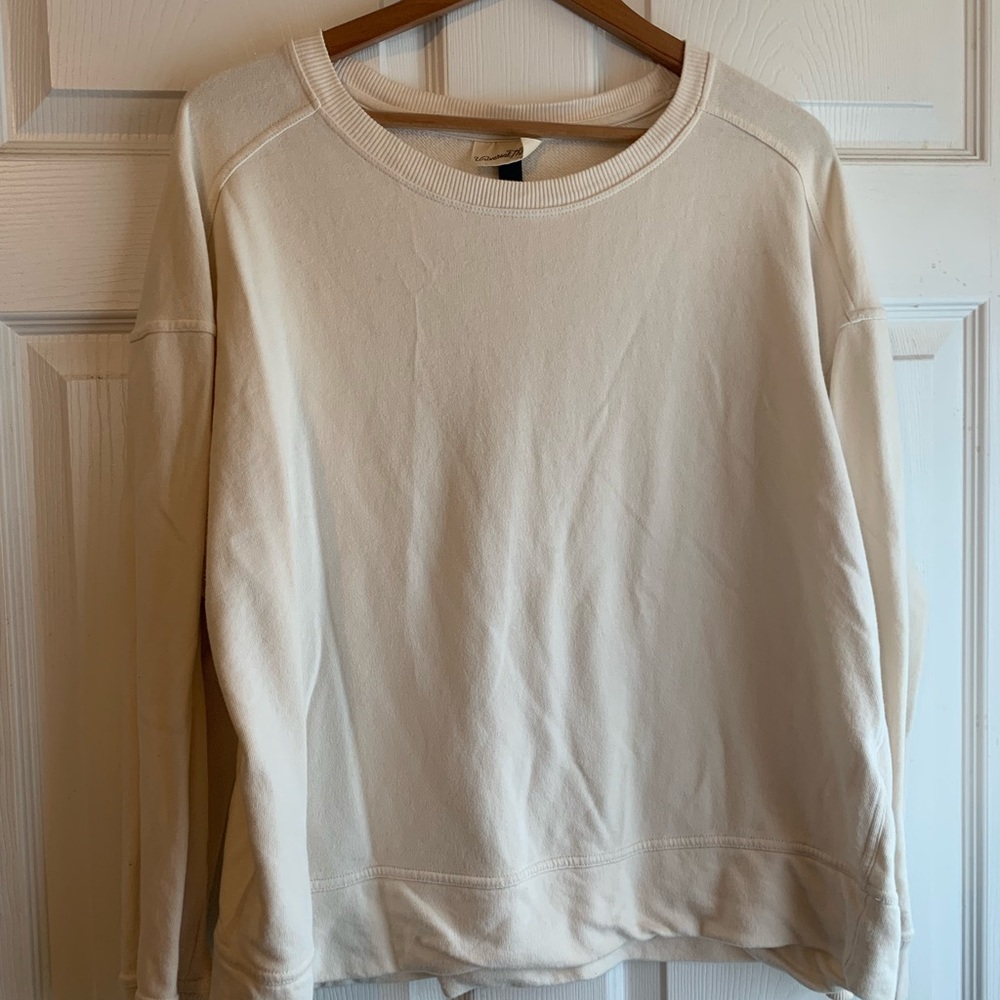 EUC Universal Thread Crewneck Size XXL in Ivory